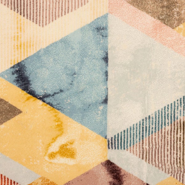 Nahaufnahme eines Teppichs mit geometrischem Muster aus Dreiecken, teilweise gestreift und mit melierter Textur.