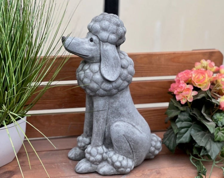 Gartenfigur Pudel sitzend aus Steinguss für den Außenbereich.