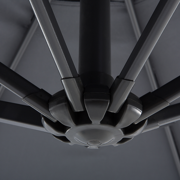 Detailansicht der Streben und des Schiebemechanismus eines Sonnenschirms aus Metall und Kunststoff.