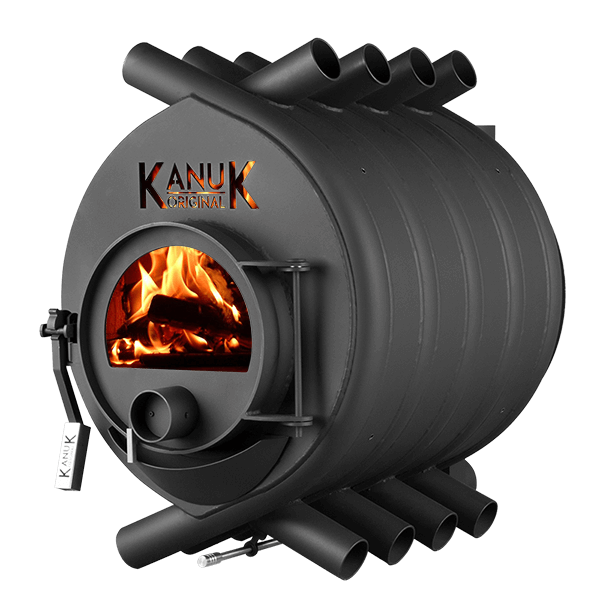 Kanuk Warmluftofen aus schwarzem Stahl mit Konvektionsrohren und brennendem Holzfeuer hinter der runden Glasscheibe.