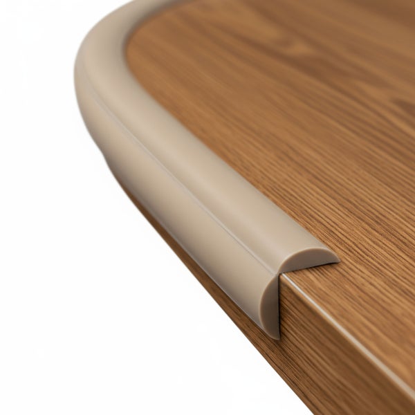 Tischkante mit Kantenschutzprofil