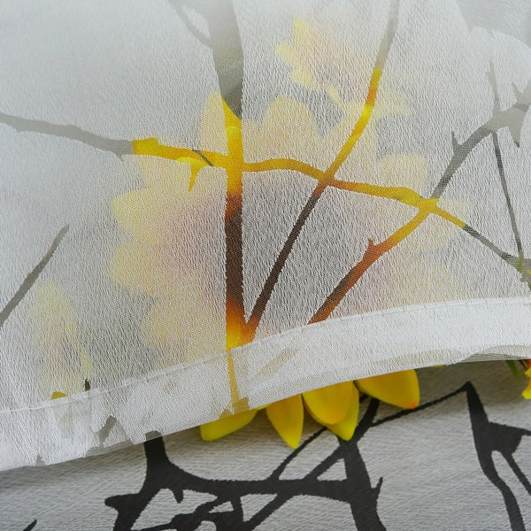 Gardine mit floralem Muster