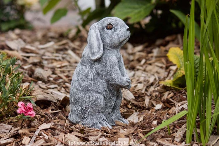 Gartenfigur in Form eines sitzenden Hasen aus wetterfestem Steinguss zur Dekoration im Außenbereich