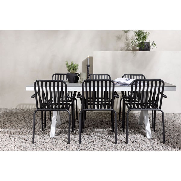 Esstischgruppe mit sechs Stühlen im Außenbereich.