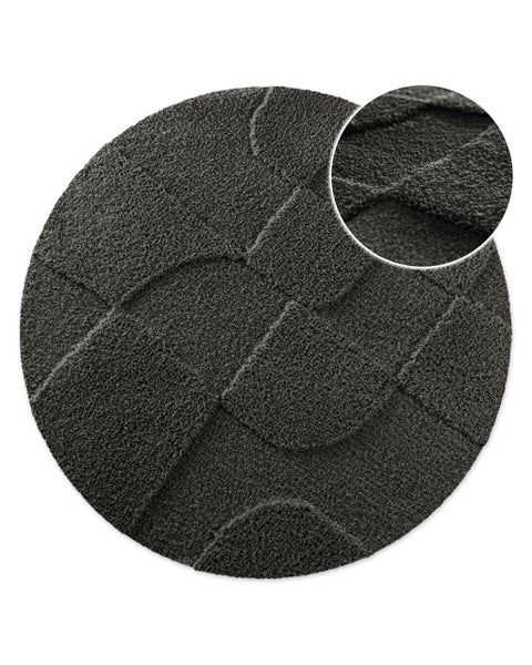 Runder, dunkelgrauer Badteppich mit strukturiertem Wellenmuster und weicher Oberfläche.