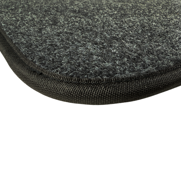 Detailaufnahme einer grauen Fußmatte mit Textiloberfläche