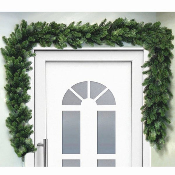 Weihnachtliche Tannengirlande umrahmt eine weiße Tür.
