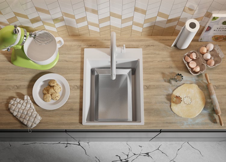 Küchenszene mit Spüle, Küchenmaschine, Backutensilien und Lebensmitteln auf einer Arbeitsplatte