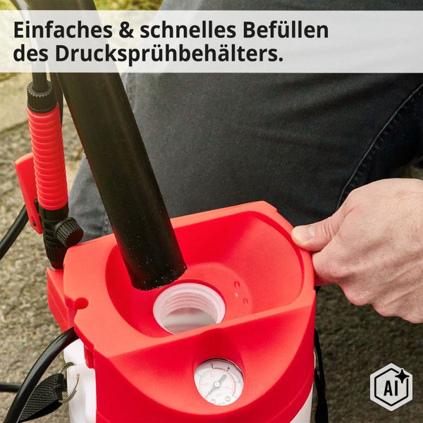 Person beim Befüllen eines Drucksprühgeräts mit integriertem Manometer zur einfachen Handhabung im Garten.