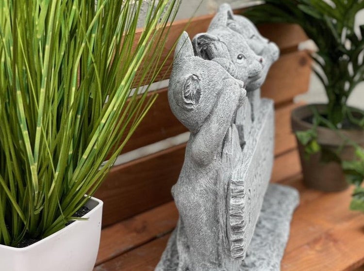 Drei Katzen Dekofigur aus Stein für den Garten, die ihre Ohren, Augen und Münder zuhalten.