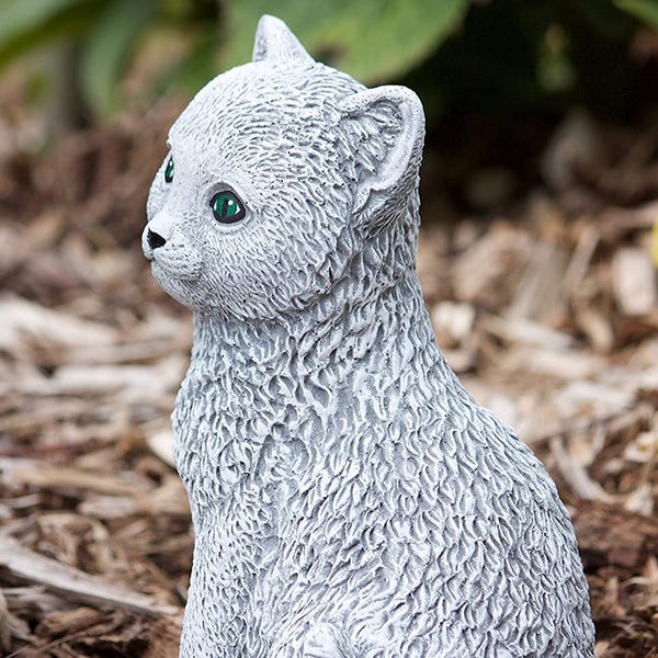 Dekorative Gartenfigur in Form eines sitzenden Kätzchens aus wetterfestem Kunststein für den Außenbereich