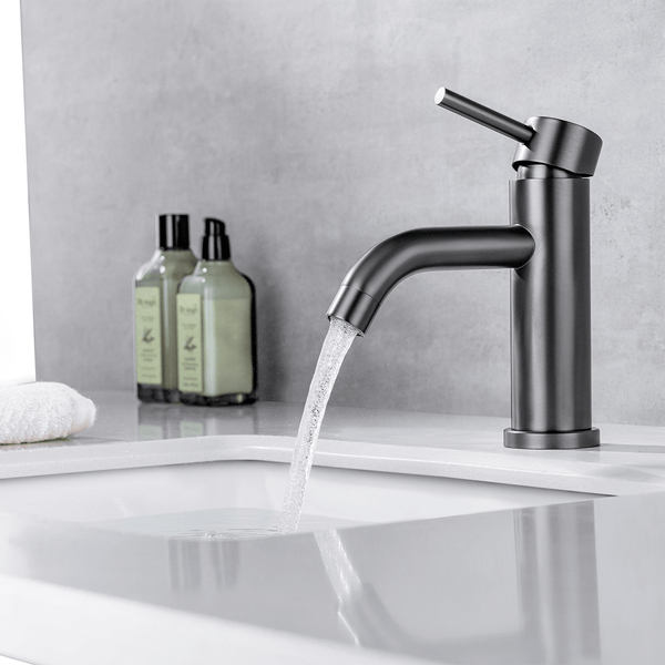 Moderne Einhebel Waschtischarmatur in einem Badezimmer mit fließendem Wasser über einem Waschbecken.