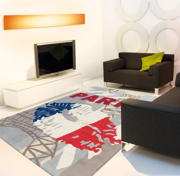 Moderner, heller Wohnraum mit einem rechteckigen Teppich im Paris-Design, weißem Fernsehunterschrank und dunkelgrauen Polstermöbeln.