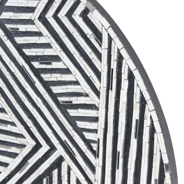 Detailaufnahme eines runden Wandspiegels mit Mosaikmuster