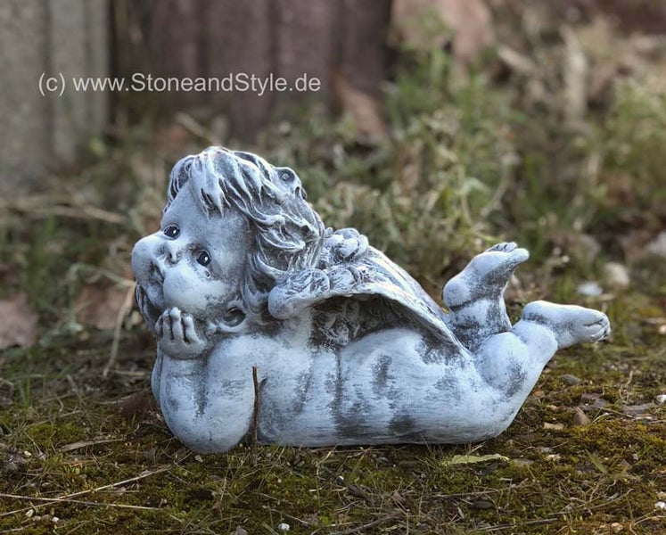 Steinfigur Engel liegend als Gartendeko aus Steinguss zur Dekoration im Außenbereich