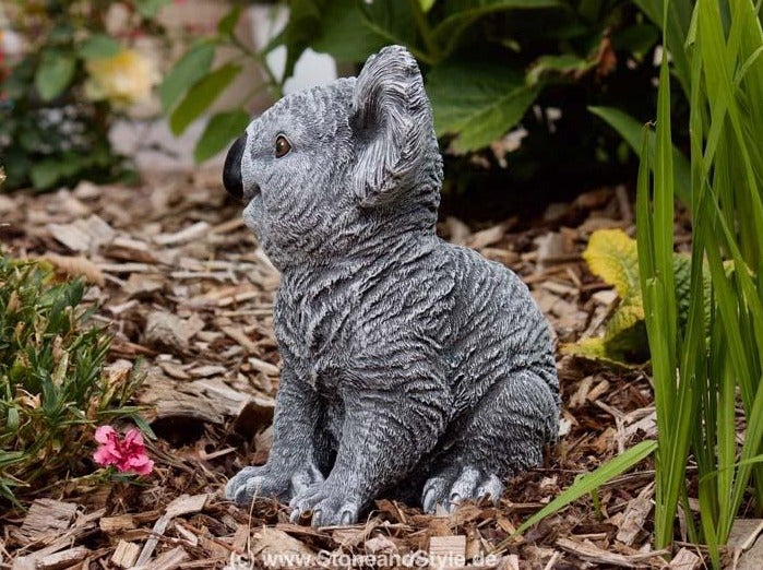 Dekorative Gartenfigur eines sitzenden Koalas aus Steinzeug fuer den Aussenbereich.