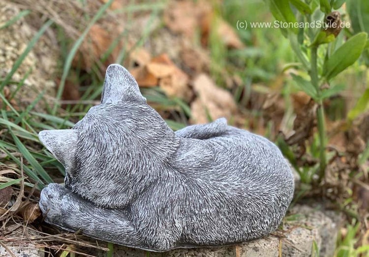Gartenfigur schlafende Katze aus Steinguss für den Außenbereich