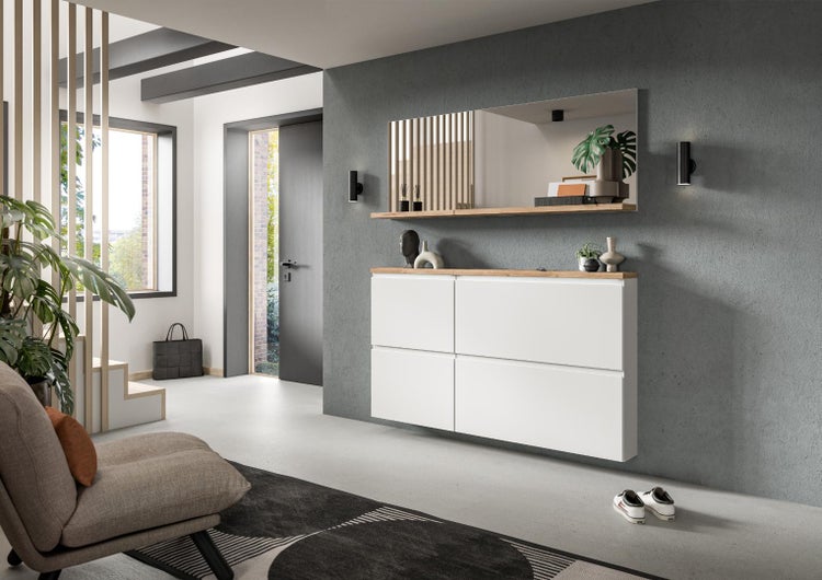 Eingangsbereich mit Schuhschrank, Spiegel und Sitzgelegenheit in modernem Design