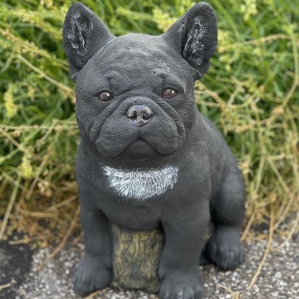 Gartenfigur in Form einer Französischen Bulldogge aus wetterfestem Material als Dekoration für den Außenbereich