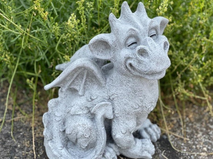 Steinfigur kleiner Drache als dekorative Gartenfigur aus witterungsbeständigem Material