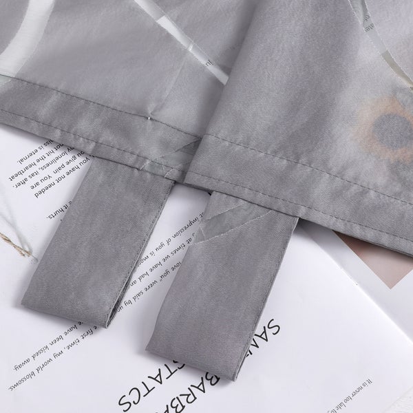 Grauer Vorhang mit Bindebändern