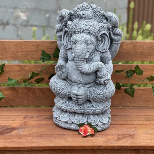 Ganesha Gartenfigur aus Steinguss sitzend auf einem Lotuspodest mit filigranen Verzierungen für den Außenbereich
