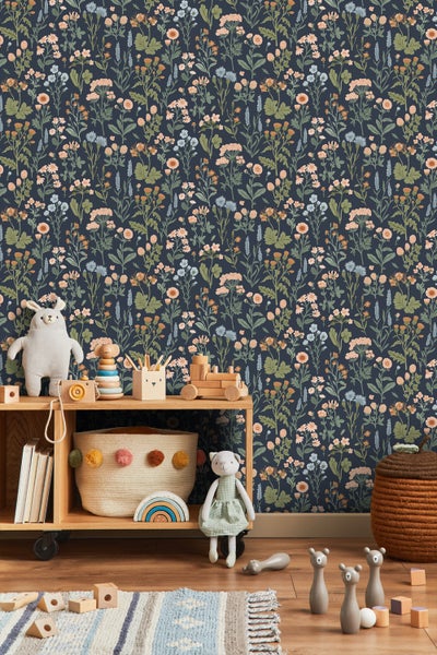 Kinderzimmer mit floraler Tapete, Holzregal und Spielzeug