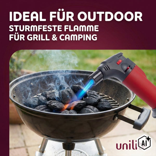 Ein Unilite Gasbrenner entzündet Holzkohle in einem Grill mit einer sturmfesten Flamme für den Einsatz beim Grillen und Camping.