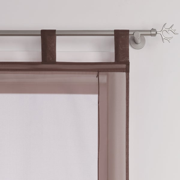 Gardine mit Schlaufenaufhängung an Vorhangstange mit dekorativen Endstücken