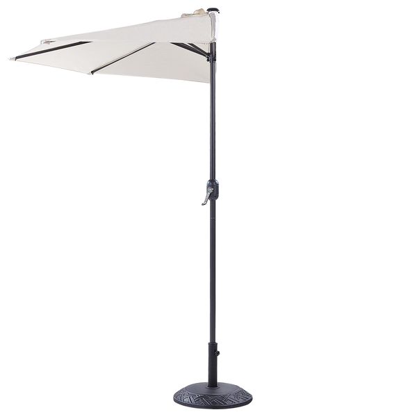 Halbschirm für den Balkon mit Kurbelfunktion, dunklem Mast und beigefarbenem Schirmtuch, inklusive rundem Schirmständer.