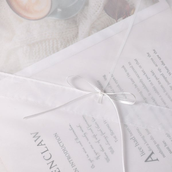 Nahaufnahme eines weißen Stoffes mit Text und Schleife