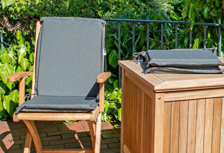 Gartenszene mit Holzstuhl inklusive Auflage und Aufbewahrungsbox