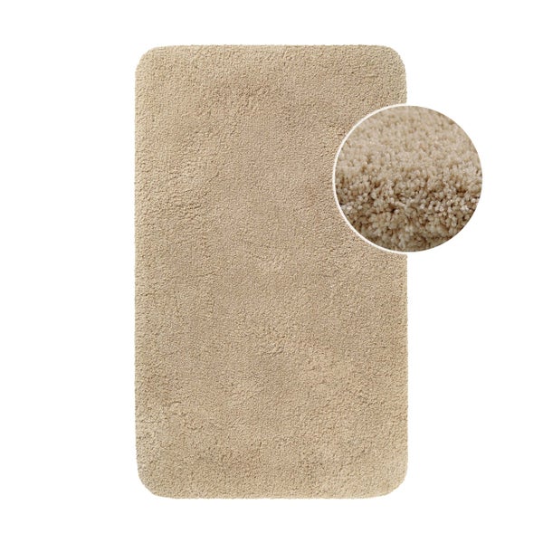 Rechteckige beige Badematte mit abgerundeten Ecken und einer Detailansicht des weichen Hochflor-Gewebes.