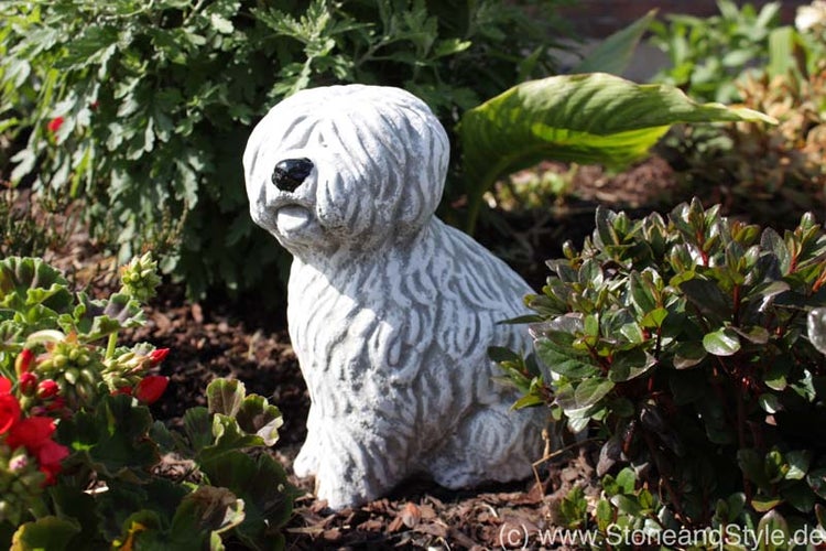 Steinfigur in Form eines sitzenden Hundes zur Dekoration im Garten oder auf der Terrasse