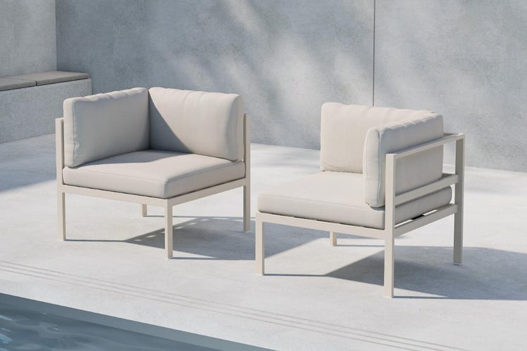 Zwei Sessel mit hellen Polstern und Metallrahmen für den Außenbereich.