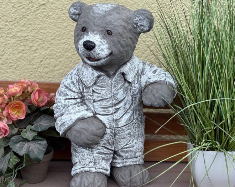 Dekorative Gartenfigur aus Stein in Form eines Bären mit Latzhose als Gartenaccessoire für den Außenbereich