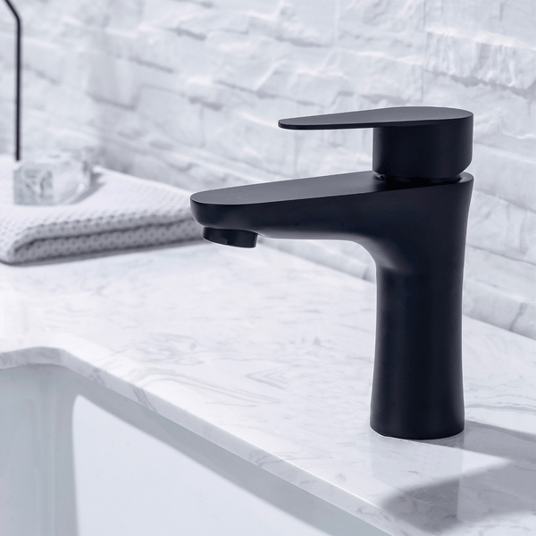 Moderne Waschtischarmatur mit Einhebelmischer auf einer Marmorplatte im Badezimmer.