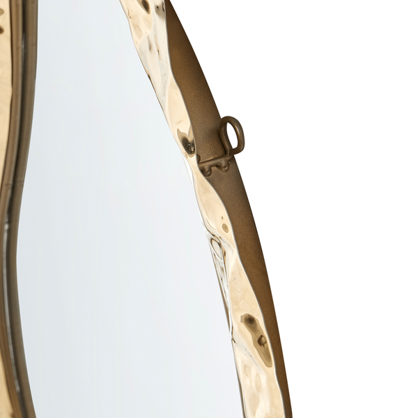 Detailansicht eines Spiegels mit Metallrahmen und Aufhängevorrichtung