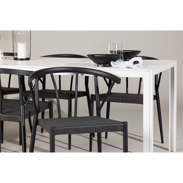 Esstischgruppe mit weißem Tisch und schwarzen Stühlen