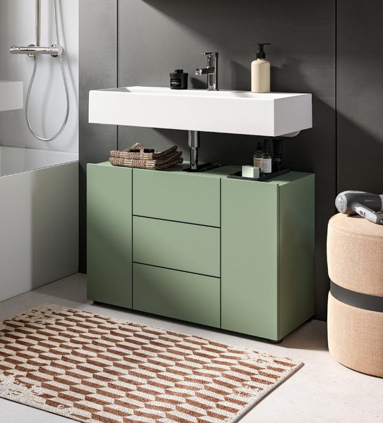 Modernes Badezimmer mit Waschbecken, Unterschrank und Teppich