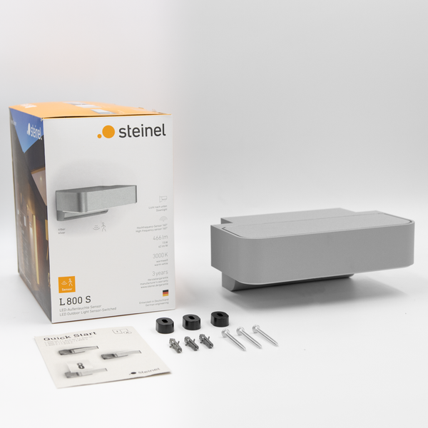 Steinel LED Außenleuchte L 800 S mit Sensor inklusive Verpackung, Montageanleitung und Montagematerial.