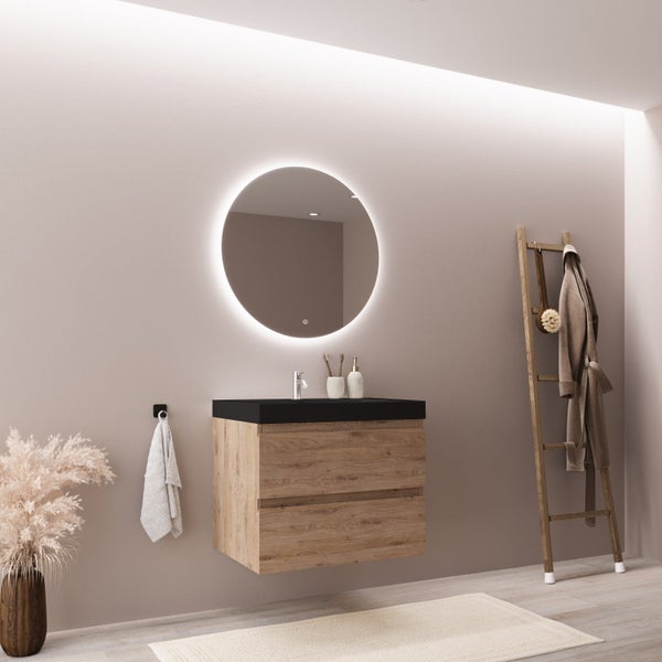Modernes Badezimmer mit wandhängendem Waschbeckenunterschrank in Holzoptik, schwarzem Waschtisch und rundem LED-Spiegel in heller Atmosphäre.