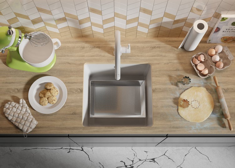 Küchenszene von oben mit Spüle, Küchenmaschine, Teig, Keksen und Kochbuch