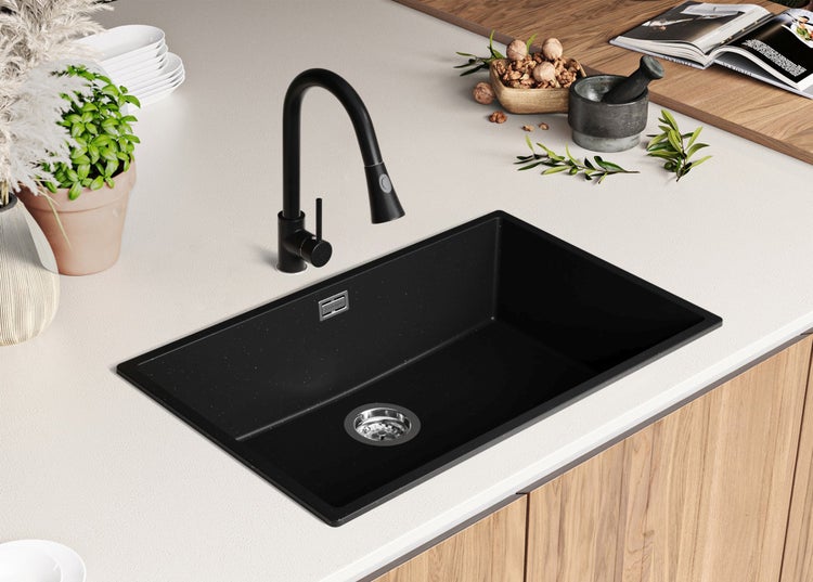 Schwarzes Spülbecken mit Wasserhahn auf einer Küchentheke