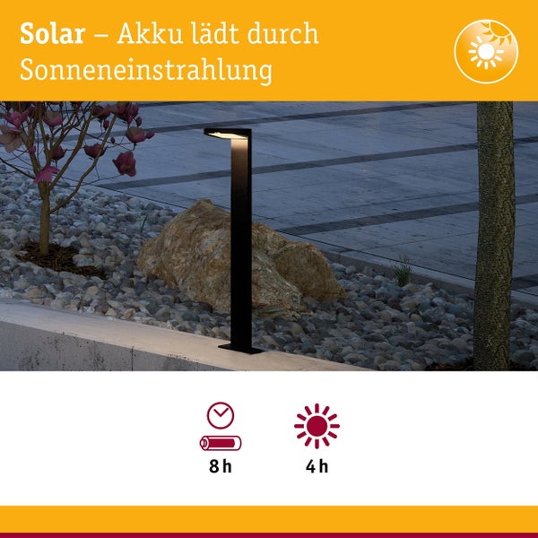 Solar Wegleuchte in einem Garten mit acht Stunden Leuchtdauer und vier Stunden Ladezeit durch Sonneneinstrahlung.