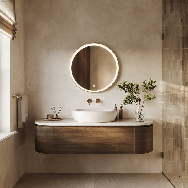 Modernes Badezimmer mit Waschtisch, rundem LED-Spiegel, Aufsatzwaschbecken und Wandarmaturen in einem organischen, warmen Design.