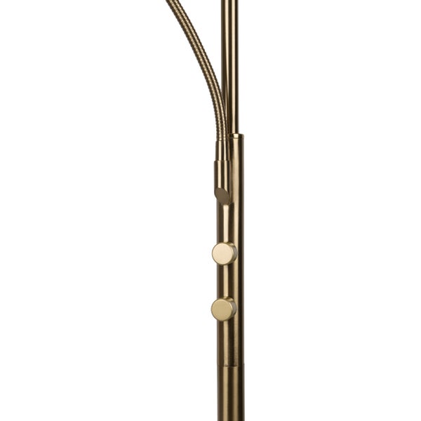 Wohnzimmer mit Kamin, Spiegel, Standuhr, Stehlampe, Sessel, Zeitungsständer und Bücherregal