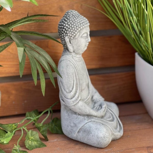 Sitzende Buddha Statue aus Steinoptik für den Gartenbereich