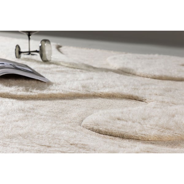 Detailansicht eines hellen Hochflorteppichs mit abstraktem Muster