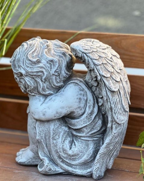 Gartenfigur sitzender Engel aus Steinguss, detailreiche Engelsfigur mit Flügeln für Garten und Grabdekoration
